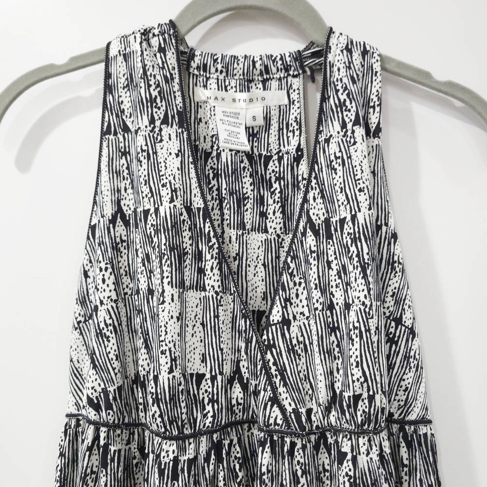 ✨️4/$20. MAX STUDIO Black White Abstract Mini Halter Dress, Red Zig Zag Detail - Picture 4 of 10